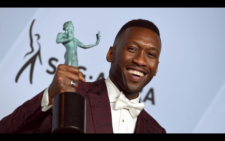 Mahershala Ali posa con su premio a Mejor actor de reparto