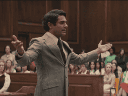 Ese séptimo filme de Berlinger con guion de Michael Werwie inicia con una historia de amor en 1969, cuando el galán “Ted Bundy” se encuentra con “Liz Kloepfer” en un bar de Seattle. YOUTUBE / Voltage Pictures