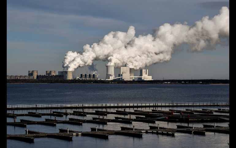 Una estación de lignito junto al lago Baerwald en la ciudad alemana de Boxberg. El carbón deberá dejar de usarse en Alemania para generar energía como muy tarde en 2028, según las recomendaciones de una comisión que llegó a un acuerdo el sábado en el Ministerio de Economía. EFE/F. Singer