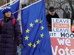 Antieuropeos advierten que si May se empeña en su propuesta, el Reino Unido puede conseguir que sea temporal o cancelable la cláusula para prevenir una frontera entre las dos Irlandas. AFP/T. Akmen