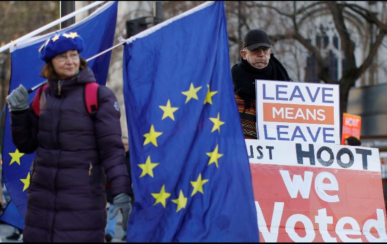 Antieuropeos advierten que si May se empeña en su propuesta, el Reino Unido puede conseguir que sea temporal o cancelable la cláusula para prevenir una frontera entre las dos Irlandas. AFP/T. Akmen