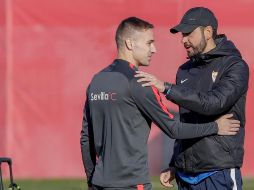 Pablo Machín, técnico del Sevilla, da la bienvenida al jugador croata al club español. AFP
