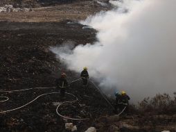 Cerca de 79 bomberos estuvieron trabajando por 34 horas para sofocar el fuego. TWITTER / @UMPCyBZ