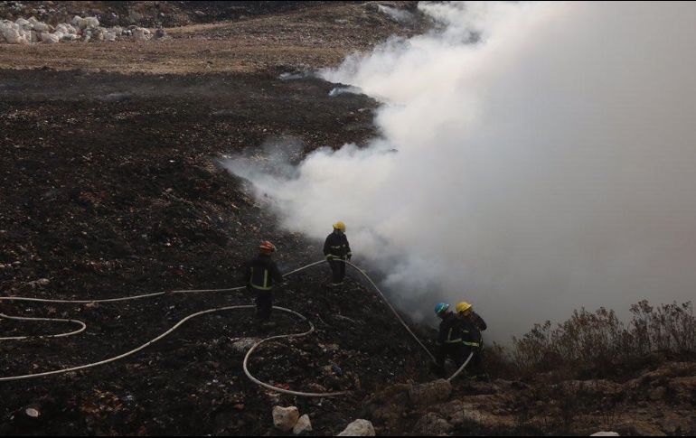 Cerca de 79 bomberos estuvieron trabajando por 34 horas para sofocar el fuego. TWITTER / @UMPCyBZ