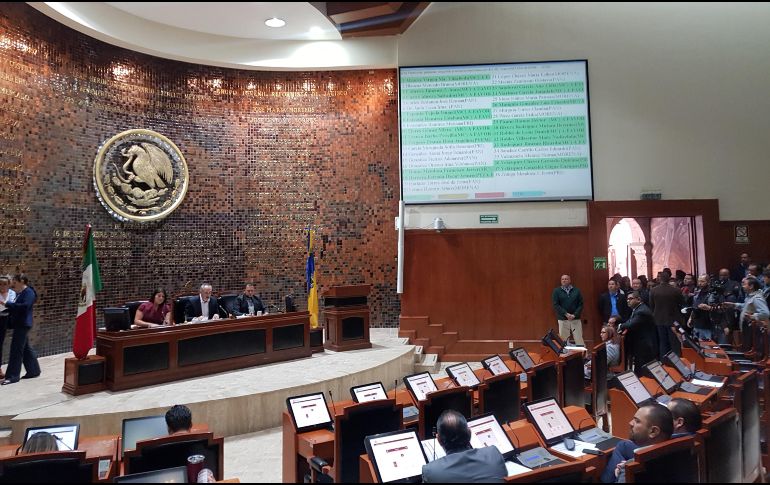 Pese a las aprobaciones, hubo protestas y reclamos en el Congreso de Jalisco de diferentes personas que se dieron la cita en la sesión.  EL INFORMADOR / R. Rivas