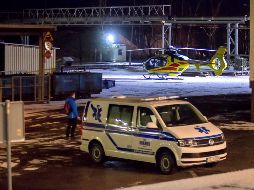 Fotografía de una ambulancia en la entrada de la mina de cobre Rudna este martes en Polkowice,al sur de Polonia. EFE/A. Kozminski