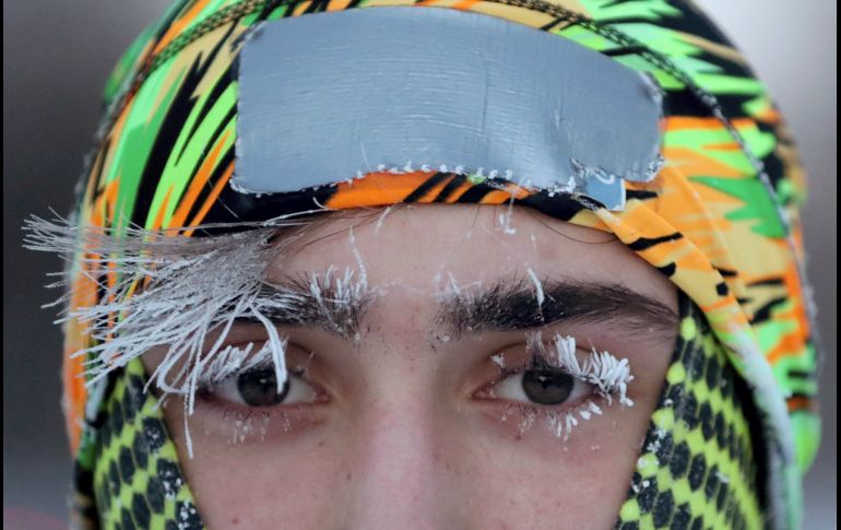Hielo cubre parte de la cara de Daniel Dylla, estudiante de la Universidad de Minnesota, en un trote matutino en Minneapolis, Minnesota. AP/Star Tribune/D. Joles