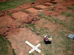 Funcionarios excavan fosas para enterrar cuerpos de víctimas, en el cementerio 