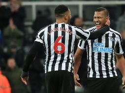El venezuelano Rondón (D) rompió la racha de seis partidos del City sin recibir gol. AFP/L. Parnaby