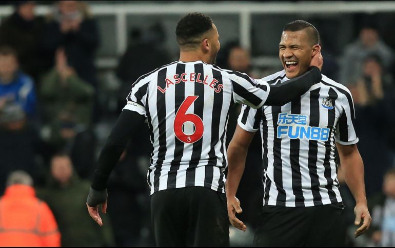 El venezuelano Rondón (D) rompió la racha de seis partidos del City sin recibir gol. AFP/L. Parnaby