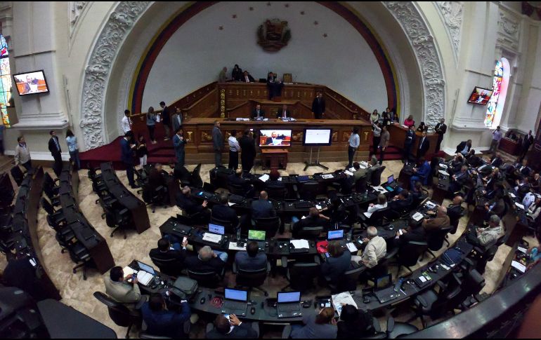 Juan Guaido (C), habla con los miembros de la Asamblea Nacional durante una sesión en Caracas el 29 de enero de 2019. AFP/Y. Cortez