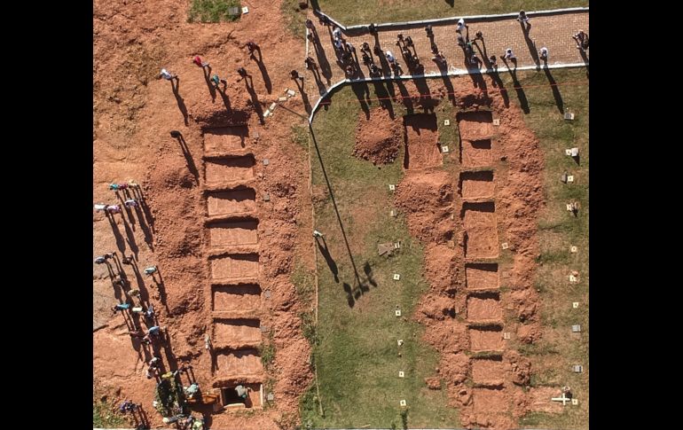 Vista aérea del entierro de Edgar Carvalho dos Santos, una de las víctimas del accidente de la represa de Vale, en el cementerio en Brumadinho.