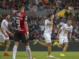 Alejandro Arribas (mano levantada) celebra el tanto con el que Pumas salió triunfador en el Jalisco. MEXSPORT