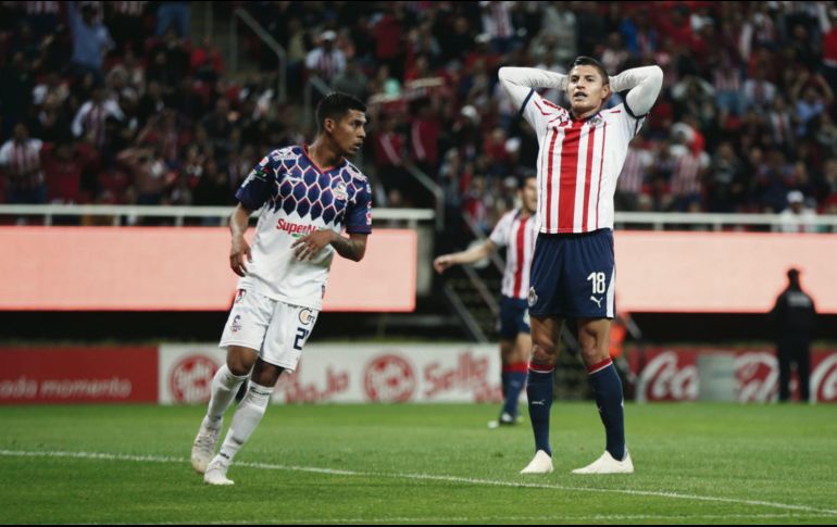 Ronaldo Cisneros marcó el tanto para el empate de Chivas, pero también dejó escapar dos ante Ricardo Díaz. EL INFORMADOR / F. Atilano