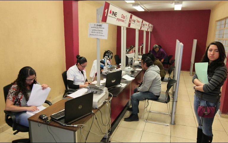 El INE argumenta que la reducción de 950 millones de pesos a su presupuesto podría impedirle cumplir tareas como la expedición de credenciales para votar. NOTIMEX/Archivo
