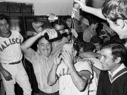 El mánager Benjamín “Cananea” Reyes es bañado por miembros del equipo de Charros durante los festejos por el título obtenido en 1971. EL INFORMADOR