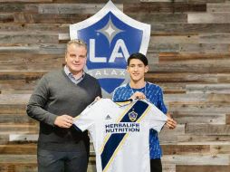 Antuna recibió su próxima camiseta de manos de Dennis te Kloese. ESPECIAL