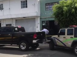 El cuerpo fue trasladado al Servicio Médico Forense mientras que se dio aviso al Ministerio Público para iniciar con las investigaciones. ESPECIAL/