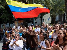 Opositores venezolanos participan hoy miércoles, en una manifestación para exigir el fin de la crisis y en respaldo a la Presidencia interina de Juan Guaidó, en Caracas. EFE/C. Hernández