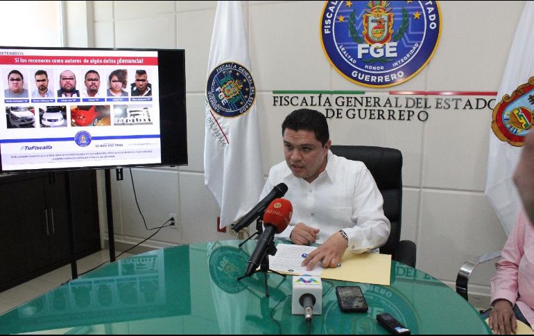 Los policías aseguraron tres vehículos, armas, cartuchos y teléfonos celulares. TWITTER/@RAlvarezHeredia