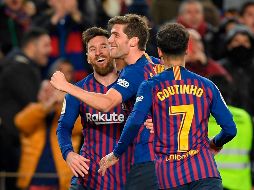 Mesi (I), Sergi Roberto (C) y Coutinho (D) celebran el cuarto tanto del Barcelona. AFP/L. Gene