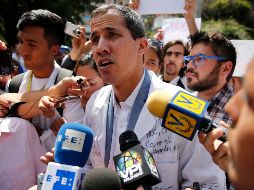 Guaidó, con una bata médica que le regaló el personal del hospital, caminó con pacientes y enfermeros durante la protesta. AP/A. Cubillos