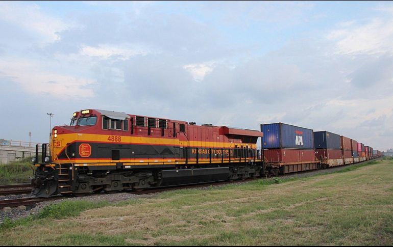 Vista general que muestra a trenes varados por el bloqueo a vías ferroviarias por maestros de la Coordinadora Nacional de Trabajadores de la Educación (CNTE). EFE/I. Villanueva