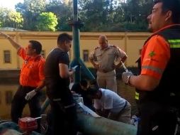 El menor  de nombre José Michell fue localizado a una profundidad de cuatro metros y cinco metros de distancia de la orilla. ESPECIAL/ Bomberos de Guadalajara