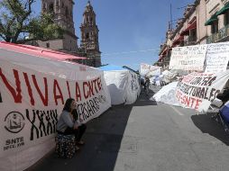 La Sección 18 de la CNTE sigue reunida a puertas cerradas en sus oficinas centrales de Morelia, donde decidirán si liberan o no las vías del tren. EFE / I. Villanueva