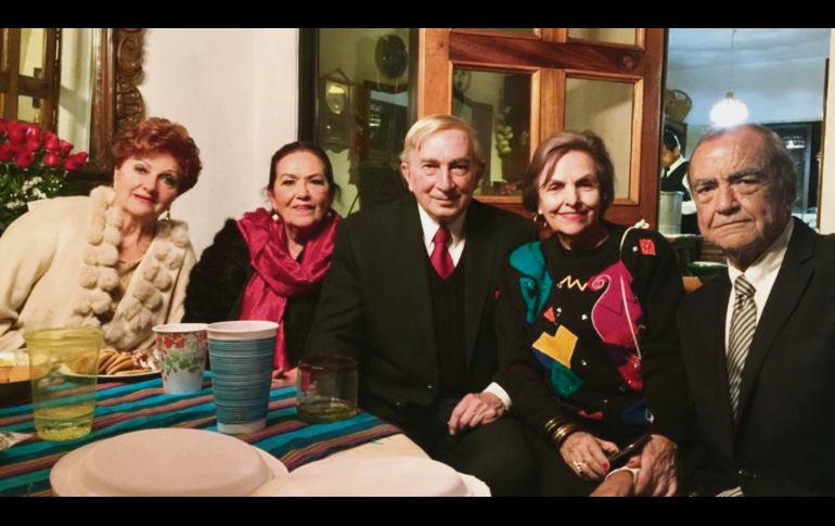 Celebrando Genoveva Garibi con Carmen Gerini, Carmen Camarena, Carlos Urrea y Francisco Medina.