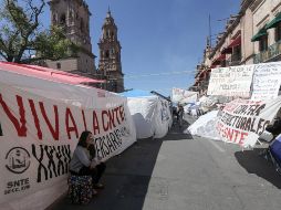 Trabajadores de la Coordinadora Nacional de Trabajadores de la Educación (CNTE) mantenían bloqueadas las principales avenidas ayer miércoles en la ciudad de Morelia, en el estado de Michoacán. EFE / I. Villanueva
