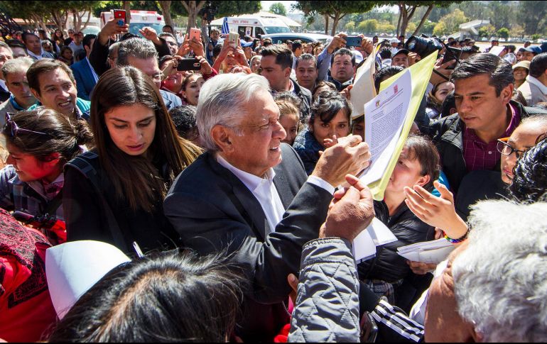 El Mandatario saludó de mano, se tomó fotografías y dio abrazos a decenas de seguidores que ya lo esperaban desde las 09:00 horas. NTX/ J. Razo