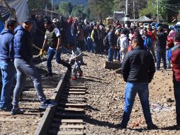 En el caso del bloqueo a las vías del tren en Uruapan, una parte de las bases de esa región se opone a liberarlas, pero el sector 9 anunció que se retirarán. EFE / L. Granados
