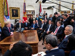 El presidente de los Estados Unidos, Donald J. Trump (i), se reúne con el viceprimer ministro de China, Liu He (d), en la Oficina Oval de la Casa Blanca. EFE/J. Lo Scalzo