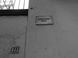 La fachada del número 22 de Tepeji, donde se filmó gran parte de la película, se ha vuelto un referente para admiradores que llegan de todas partes a tomarse la foto. ESPECIAL