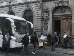 Los profesores llegaron a bordo de un camión de pasajeros color blanco que permanece estacionado frente al edificio de la SEP. ESPECIAL