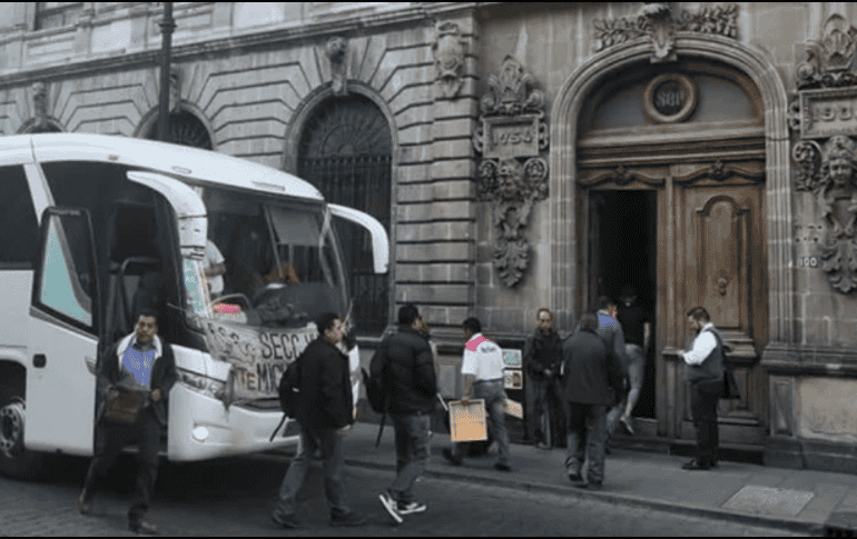 Los profesores llegaron a bordo de un camión de pasajeros color blanco que permanece estacionado frente al edificio de la SEP. ESPECIAL