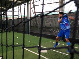 El jardinero de los Cangrejeros de Santurce, Reymond Fuentes, batea durante un entrenamiento. EFE/J. Muñiz