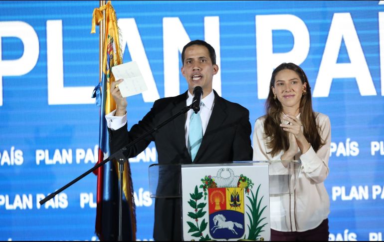 El jefe del Parlamento, Juan Guaidó, quien se adjudicó las competencias del Ejecutivo hace una semana, presenta el Plan País en la Universidad Central de Venezuela. EFE/C. Hernández