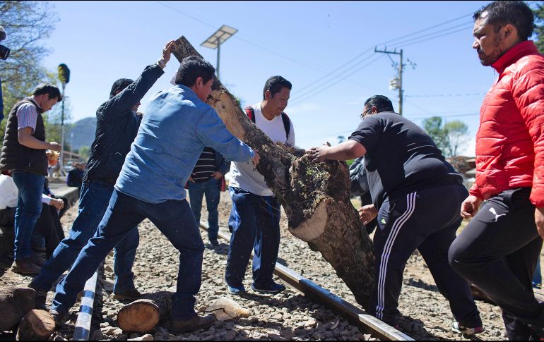 Además de las tres tomas en las vías férreas que se registran, maestros mantienen el plantón fuera de Palacio de Gobierno y la toma de Ayuntamientos y Oficinas de Rentas. SUN