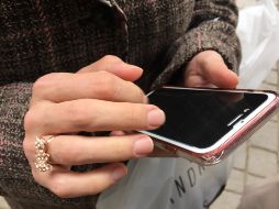 Recomiendan sólo mandar SMS cortos y usar el celular solo para lo indispensable, asimismo, a compartir información verificada y actualizada en las redes sociales. NTX / ARCHIVO