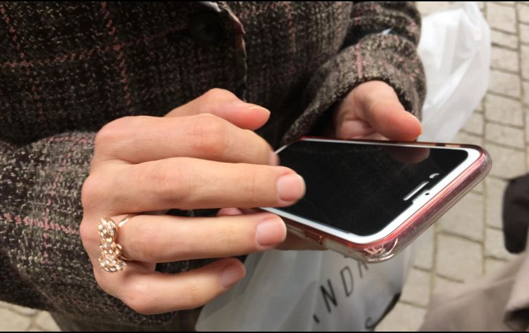Recomiendan sólo mandar SMS cortos y usar el celular solo para lo indispensable, asimismo, a compartir información verificada y actualizada en las redes sociales. NTX / ARCHIVO