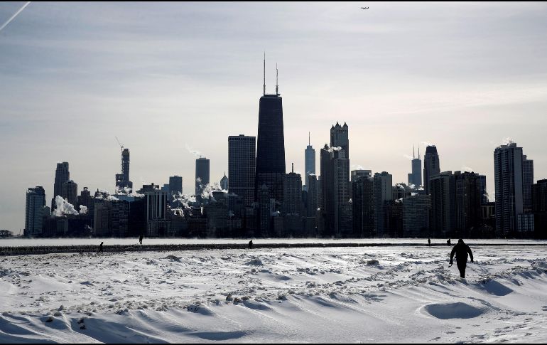 Un número sustancial de las muertes se ha producido a consecuencia de accidentes de circulación dadas las malas condiciones de carreteras, cubiertas con hielo y nieve. EFE / K. Krzaczynsk