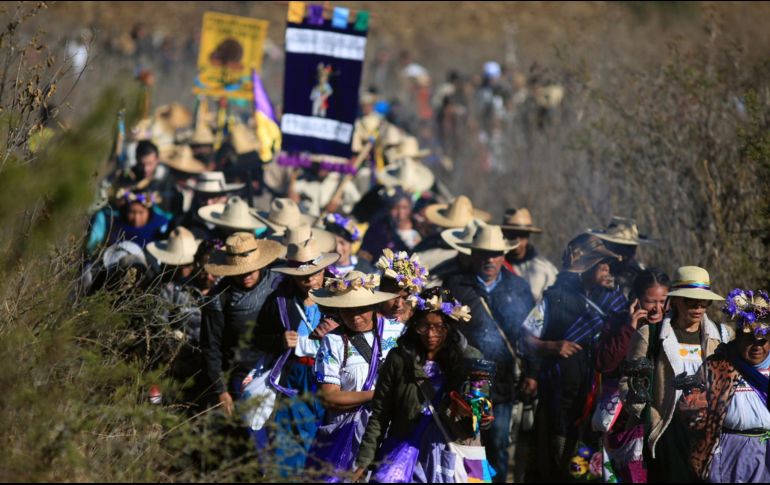 La ceremonia está dedicada al dios del fuego Kurhikuaeri, principal deidad purépecha, para pedirle abundancia en el nuevo ciclo del cultivo. EFE / L. E. Granados