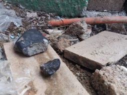 Tras las explosiones y el estruendo, usuarios de redes sociales subieron fotos de rocas oscuras que cayeron en diversos lugares. TWITTER