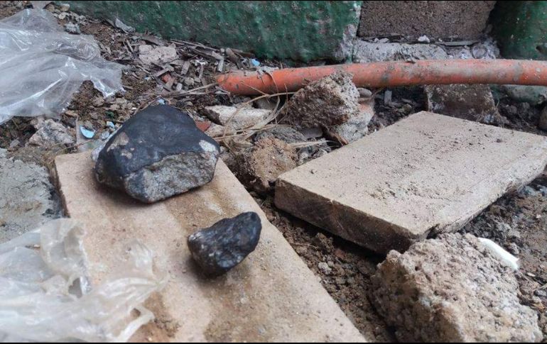 Tras las explosiones y el estruendo, usuarios de redes sociales subieron fotos de rocas oscuras que cayeron en diversos lugares. TWITTER