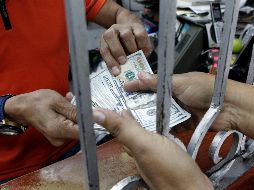 El dólar se compró en un precio mínimo de 17.95 pesos en bancos de la Ciudad de México. EL INFORMADOR/ARCHIVO