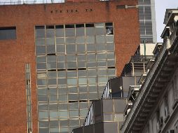 Detalle de las ventanas afectadas por el incendio de un hotel del centro de Buenos Aires este viernes. EFE/M. Guillén