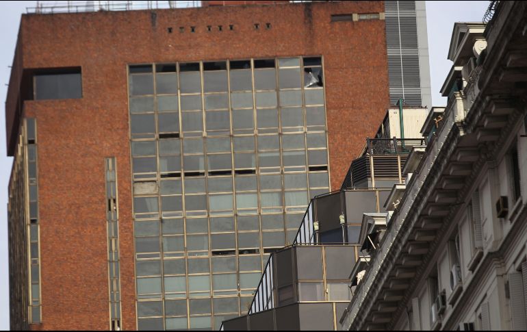 Detalle de las ventanas afectadas por el incendio de un hotel del centro de Buenos Aires este viernes. EFE/M. Guillén