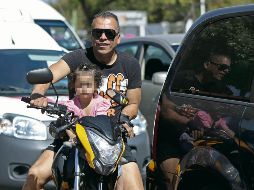 La ley prohíbe a motociclistas transportar a pasajeros que no puedan sujetarse por sus propios medios, pero esa es una práctica común. Las multas por dicha falta han ido a la baja. EL INFORMADOR / F. Atilano